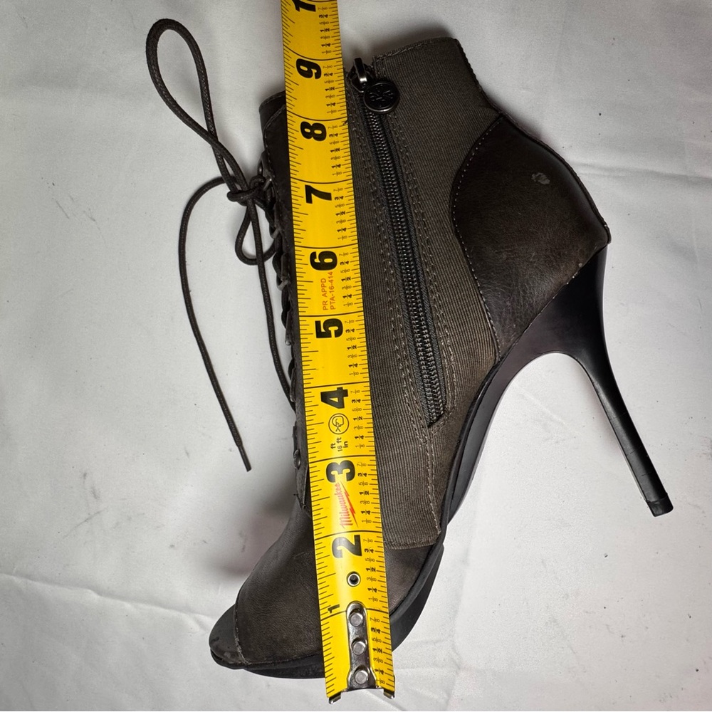 Chic & Elegant Vera Wang Lace-Up Peep-Toe High Heel Ankle Boots – Size 7.5M - Picture 10 of 17